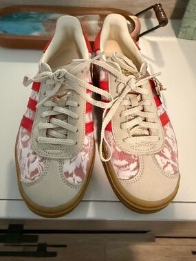 Women’s Adidas Beige and Red Lace-Accent Casual Sneakers